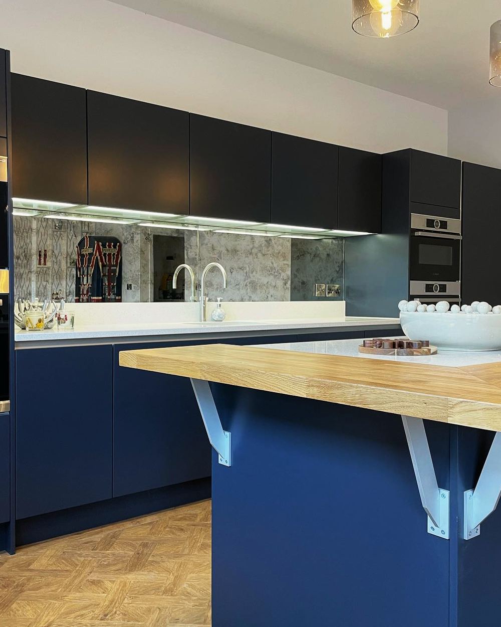 Oak breakfast bar on the mid blue kitchen island